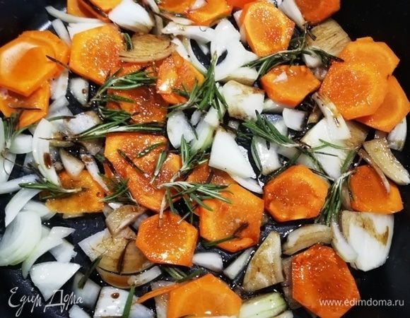 Выкладываем подготовленные овощи и розмарин в форму для запекания.