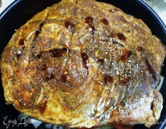 Выкладываем на овощную подушку замаринованную баранину. Сверху смазываем ее гранатовым соусом.