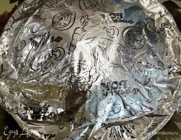 Плотно накрываем форму фольгой. Ставим в духовку, разогретую до 180°С. Выпекаем при такой температуре 2 часа, затем убавляем температуру до 150°С и томим баранину еще 2 часа.