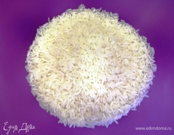 За 1,5 часа до готовности баранины готовим рис. Я взяла рис сорта жасмин. Промываем его и заливаем подсоленной водой комнатной температуры. Оставляем на 30 минут.