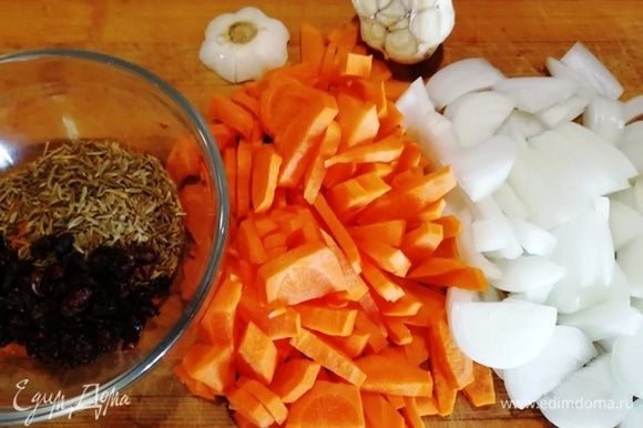 Морковь и лук довольно крупно нарезаем. Подготовим специи и чеснок (срежем у него попку).