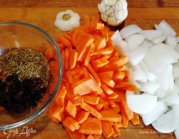 Морковь и лук довольно крупно нарезаем. Подготовим специи и чеснок (срежем у него попку).