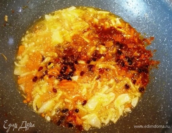 Добавляем все специи и обжариваем все вместе 2 минуты. Аромат словами не передать!