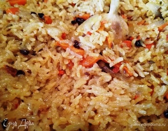 Вот такой рассыпчатый рис получился. Из головки чеснока выдавливаем мякоть на рис.