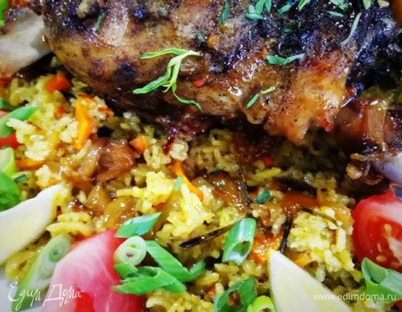 Готовую нежнейшую баранину выкладываем на рис, поливаем жидкостью из формы для запекания.