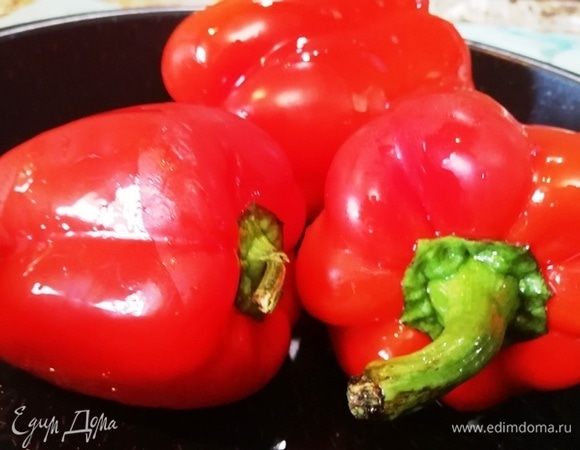 Болгарский перец (лучше разных цветов) смазываем растительным маслом, выкладываем в форму для запекания и отправляем в духовку на 25 минут, температура 200°C.