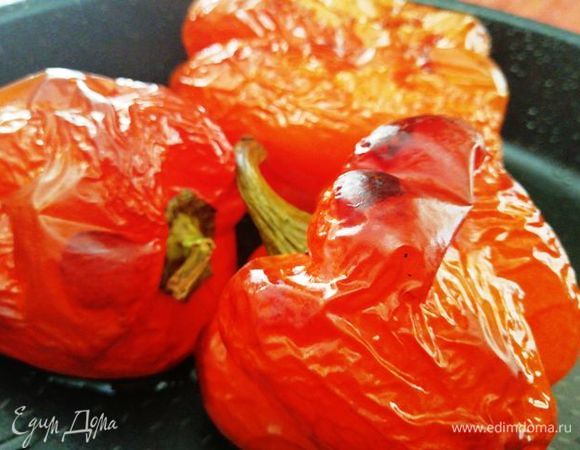 Через указанное время вынимаем перец из духовки и видим такую картину.