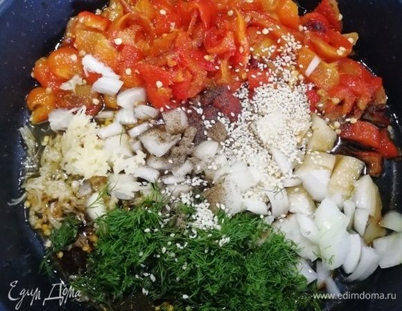 Нарезаем перец небольшими кусочками. Добавляем лук, чеснок, укроп, кунжут, черный перец, соль, сахар, яблочный уксус.