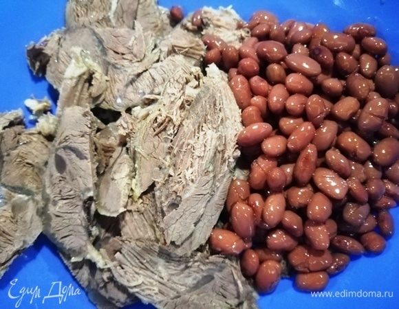Перекладываем говядину и фасоль в миску.