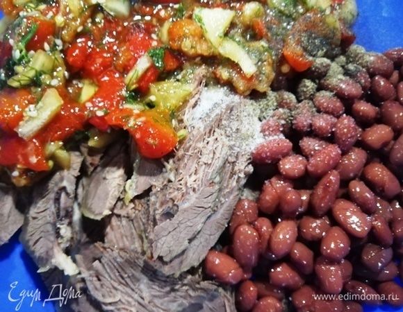 Маринованный перец процеживаем через сито, удаляя лишнюю жидкость. Смешиваем фасоль, говядину, маринованные овощи. Перчим и солим по вкусу.