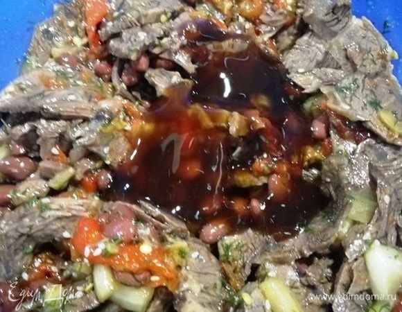 Для сладости и пикантности добавляем в салат соус терияки. Перемешиваем салат и подаем.