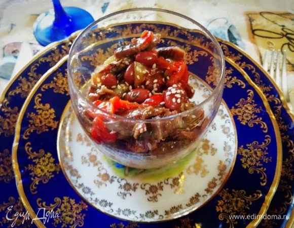 Салат красиво смотрится в небольших стеклянных стаканчиках. Сверху посыпаем каждую порцию небольшим количеством кунжута.