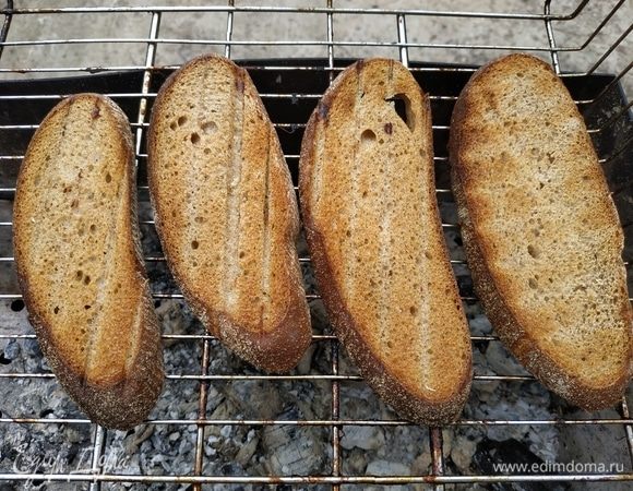 Подсушить хлеб на решетке.