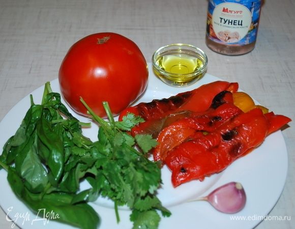 Подготовить зелень, чеснок и свежий помидор.