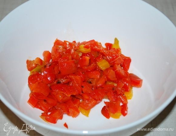 Убрать с перца пленку и нарезать.