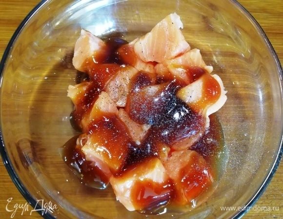 Форель нарезаем довольно крупным кубиком. Поливаем 1 ст. л. соуса терияки, перчим и солим. Оставляем на несколько минут.