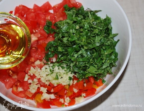 Нарезать свежий помидор, свежую зелень, чеснок, добавить оливковое масло.