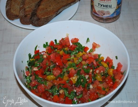 Перемешать, добавить соль и перец по вкусу.