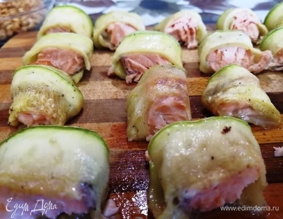 Готовые рулетики разрезаем пополам.