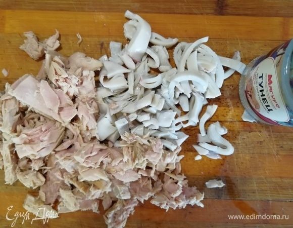 Филе тунца ТМ «Магуро» разбираем на волокна, кальмар нарезаем соломкой.