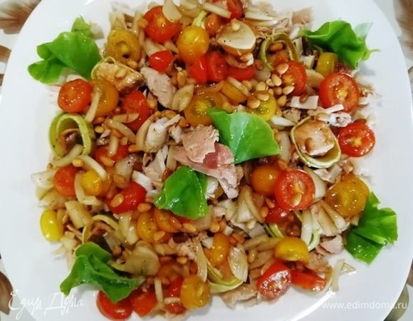 Сверху выкладываем маринованный лук с помидорами, украшаем зеленью, посыпаем кедровыми орешками.