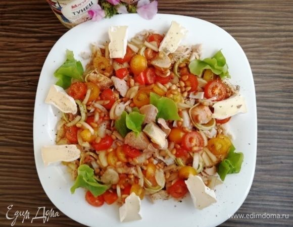 Произвольно выкладываем нарезанный сыр камамбер.