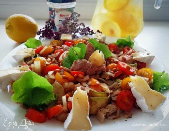 Подайте к салату охлажденную лимонную воду.