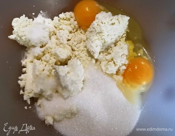 Творог, сахар, соль, ванилин, разрыхлитель, яйца смешиваем. Если у вас творог мелкий, пропустите следующий шаг.