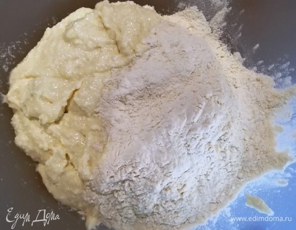 К измельченной смеси всыпаем муку.