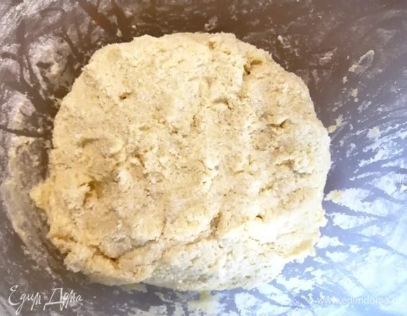 Замешиваем нежное тесто, оно будет липнуть к рукам. Но больше муки добавлять не рекомендую, пончики получатся плотными.