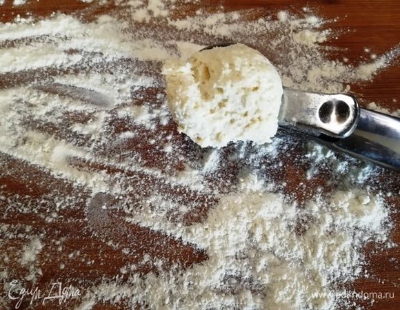 Рабочую поверхность посыпаем мукой. Я вдруг вспомнила, что у меня есть порционная ложка. Очень удобно с помощью нее формировать одинаковые заготовки. Опускаем ложку в муку, затем опускаем в тесто и формируем шарик.