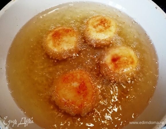 Разогреваем большое количество растительного масла на средней мощности плиты. Выкладываем небольшими порциями в раскаленное масло пончики и, периодически переворачивая, жарим до готовности и аппетитной румяности.