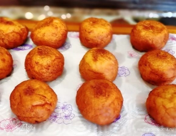 Готовые пончики выкладываем на бумажное полотенце, чтобы убрать излишки масла.