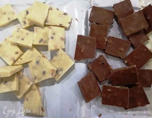 Пока жарились пончики, я растопила белый и молочный шоколад с небольшим количеством сливок. У меня обе шоколадки были с орешками, получилась орехово-шоколадная глазурь.