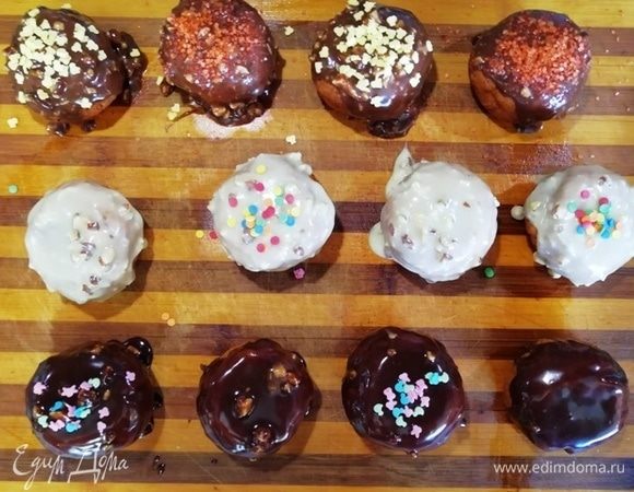 4 пончика я обмакнула в молочный шоколад, 4 — в белый, затем смешала обе глазури и обмакнула в ней оставшиеся пончики. Украсила посыпками.