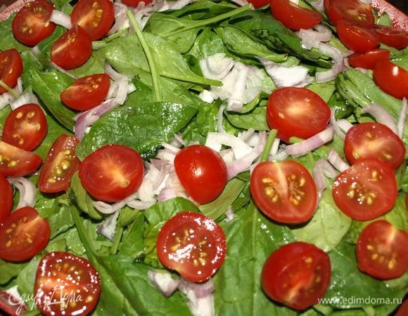 Шпинат промыть, дать стечь воде, выложить на блюдо. Лук-шалот очистить, разделить на две части и мелко нарезать. Разложить на шпинат. Помидоры черри промыть, обсушить и разрезать на две половинки. Выкладываем помидоры на остальные овощи.