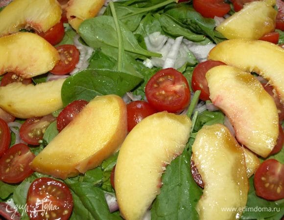 Персик (большой) хорошо промыть, если необходимо, очистить от шкурки. Нарезать на дольки. Раскладываем равномерно на овощи.