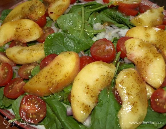 Соединить все ингредиенты для заправки. Добавить равномерно в салат.