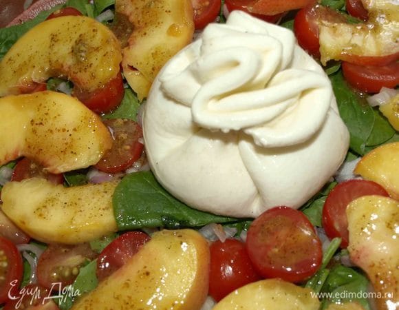 В центр салата добавляем сыр буррата.