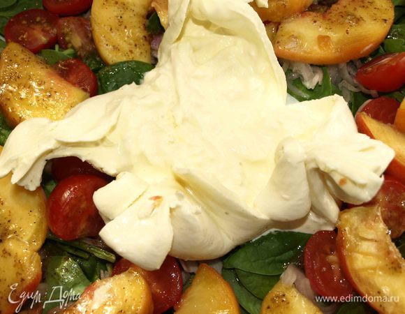 Разрезаем или разрываем сыр. Сливочная нежная масса внутри.