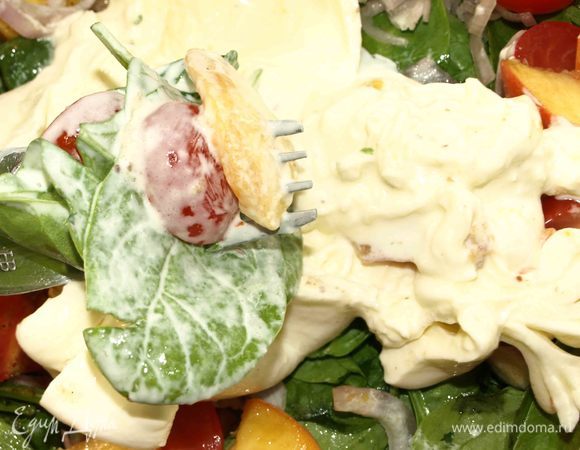 Захватываем вилкой овощи, персик и окунаем в сливочную массу.