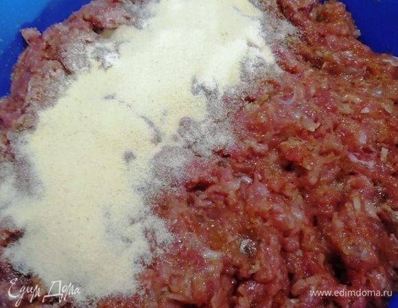 Добавляем манную крупу и еще раз перемешиваем фарш.