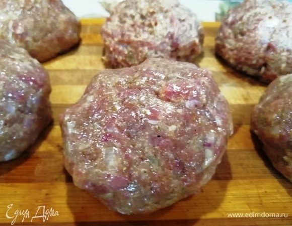 Формируем одинаковые заготовки из фарша.