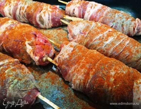 Посыпаем поверхность кебабов паприкой, солью, черным молотым перцем.