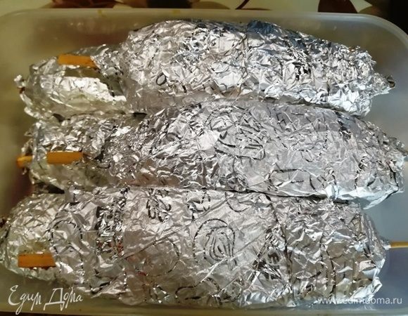 Готовые куколки убираем в холодильник не менее, чем на три часа, чтобы мясо хорошо промариновалось. Лучше даже на ночь.