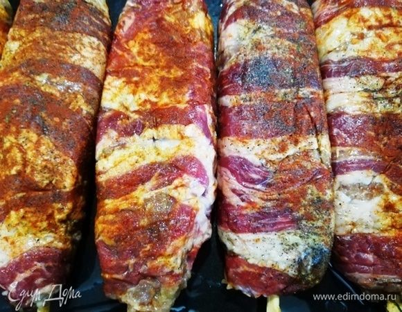 Через 3 часа кебабы хорошо спрессовались и промариновались. Выкладываем их на противень и выпекаем 20 минут в духовке при 200°С.