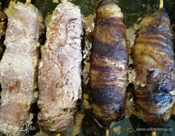 Через 20 минут вынимаем противень, переворачиваем кебабы.