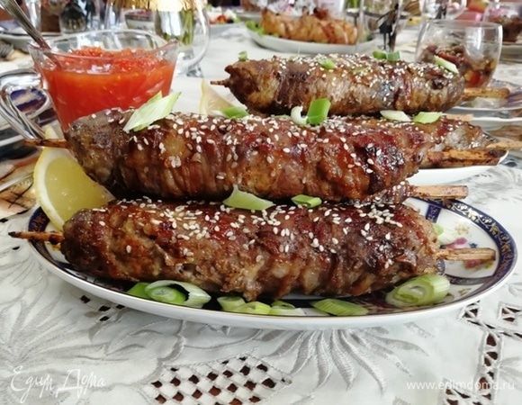 Подаем горячими, украсив зеленым луком и обязательно с долькой лимона.