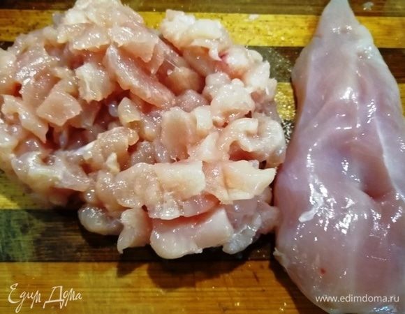 Куриное филе нарезаем мелким кубиком.