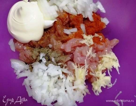 Добавляем любимые специи, чеснок, 1 ст. л. майонеза, перец, соль.